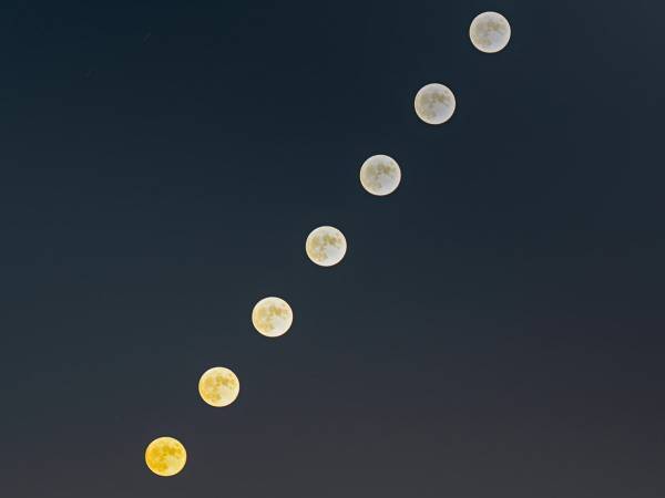 中秋の名月の日に撮影された『月の軌跡』　美しい色の変化にうっとり…