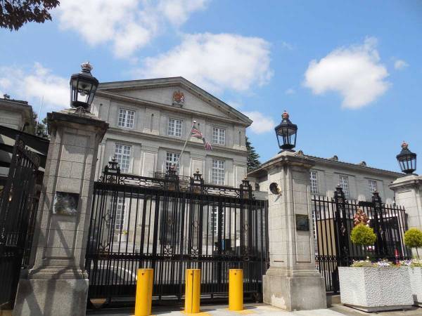 エリザベス女王崩御から数日　大使館前に置かれていたのは？　「うるっとした」