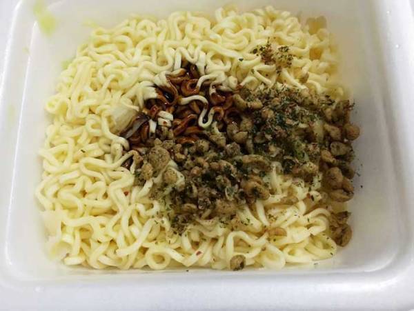 夢のコラボ！？　明星×築地銀だこ共同開発の『たこ焼味 焼そば』を食べてみた