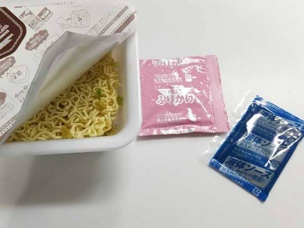 夢のコラボ！？　明星×築地銀だこ共同開発の『たこ焼味 焼そば』を食べてみた