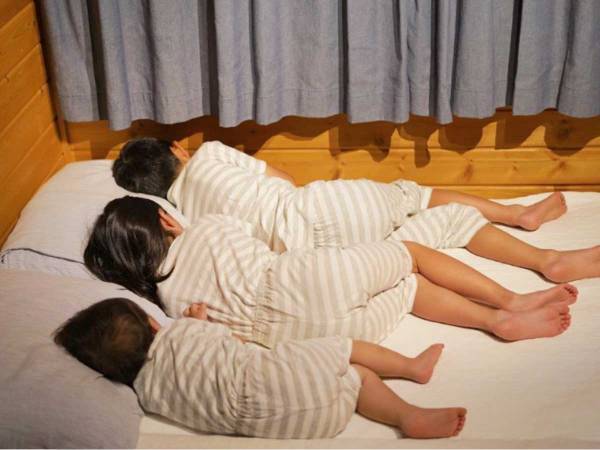 ずっと見ていたい…　子供たちの『奇跡の寝姿』に「見事」「テトリスみたい」