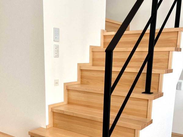 ２歳児の『かくれんぼ』にキュンとする　隠れていたのは？　「かわいい」「同化している」