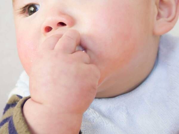 保育園でおやつを完食した１歳児 隣がまだ食べているのを見て か 可愛いすぎる 22年9月16日 ウーマンエキサイト 1 2