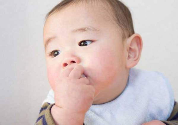 保育園でおやつを完食した１歳児　隣がまだ食べているのを見て？　「か、可愛いすぎる」