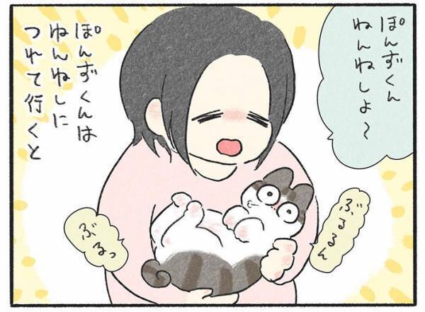 飼い主に抱きかかえられて眠る猫　しかし、しばらくすると？　「可愛すぎる」「これは天使」