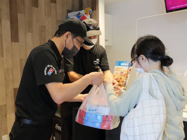 店員たちが夏休みの間、店舗を回していたのは？『ドミノ・ピザ』に集結した人員が強すぎた！