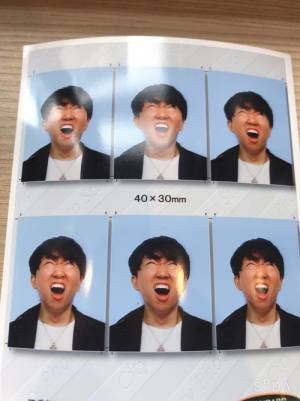 撮影中にくしゃみ！　ハプニングを写した証明写真に「ジワジワ笑える」の声