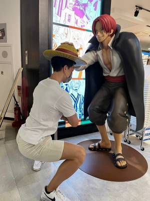 『ワンピース』のシャンクスと記念写真　男性の姿に「爆笑して腹が痛い」