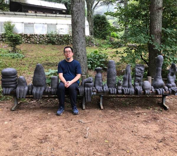 『恋人との記念撮影』が周囲から見ると…　ホラーな状況に「あれ？」「怖い」