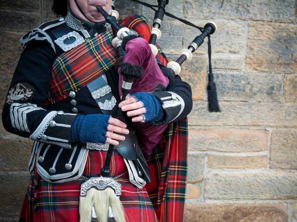 エリザベス女王を毎朝起こしていたバグパイプ奏者　『最後の演奏』に反響　「涙が出た」