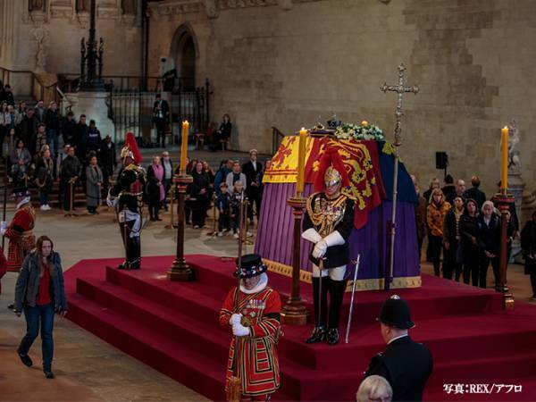 エリザベス女王の棺を守る衛兵　公開された写真に「見習うべき」「素晴らしい！」