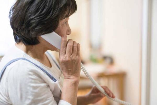 「電気カーペットに立つとビリビリする」　お年寄りから電話を受け、駆け付けてみると？