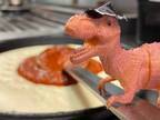 店内に置き忘れた恐竜のおもちゃが？　『ドミノ・ピザ』の神対応に絶賛の声！