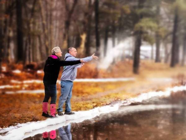 愛犬の遺灰を湖に撒く夫婦　水面に映っているのは…「涙があふれた」