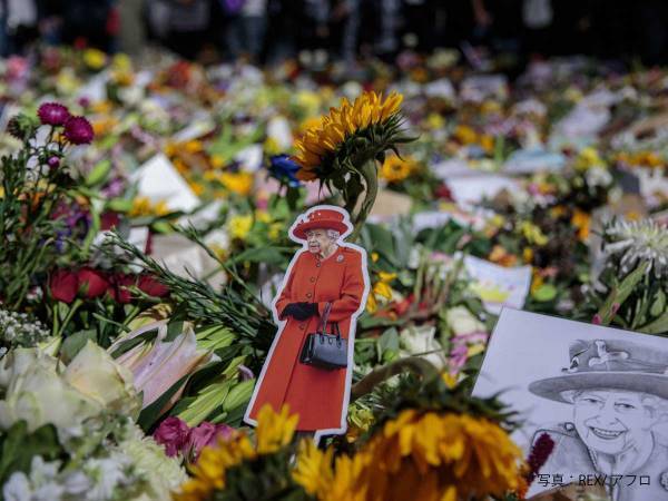 女王に供えられた大量の花束　捨ててしまうかと思ったら？　「素敵すぎる」「さすが」