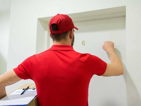 ドアをノックした郵便配達員　次の瞬間…？「大笑いした」「かわいい」