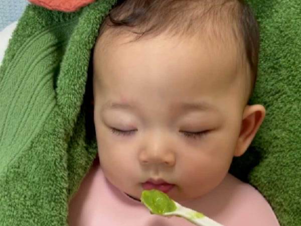 寝ているかと思いきや？　眠そうな子供に、スプーンに近付けると…