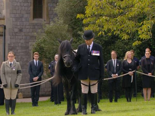 エリザベス女王の国葬の後、棺を静かに見送っていたのは…「涙が止まらない」