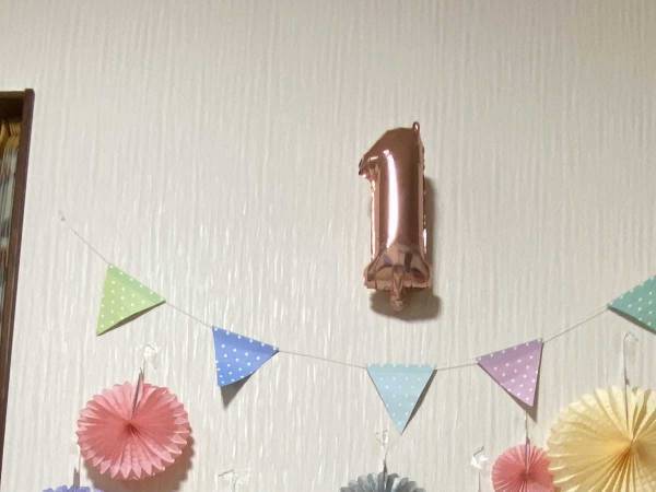 １歳になった娘の記念撮影　オチに「申し訳ないけど笑ってしまった！」