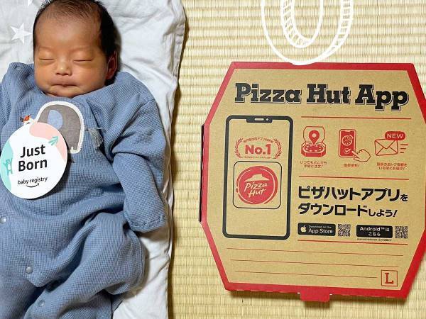 毎月、赤ちゃんとピザを並べて撮影…？　その理由に「ナイスアイディア」「おいしいしかわいい」