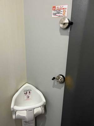 高速道路SAで目にしたトイレ　カギの構造に「全国に広まってほしい！」