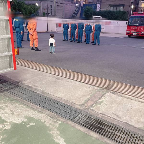 消防署を眺める２歳児に、消防隊員が？　『神対応』に「感動した！」「優しい世界」