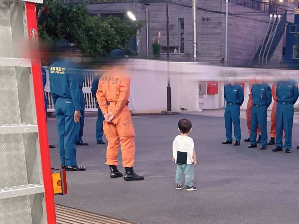 消防署を眺める２歳児に、消防隊員が？　『神対応』に「感動した！」「優しい世界」