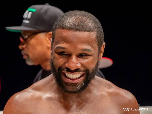 花束を投げ捨てられたメイウェザー　対応に「かっこよすぎる」「ごめんなさい」