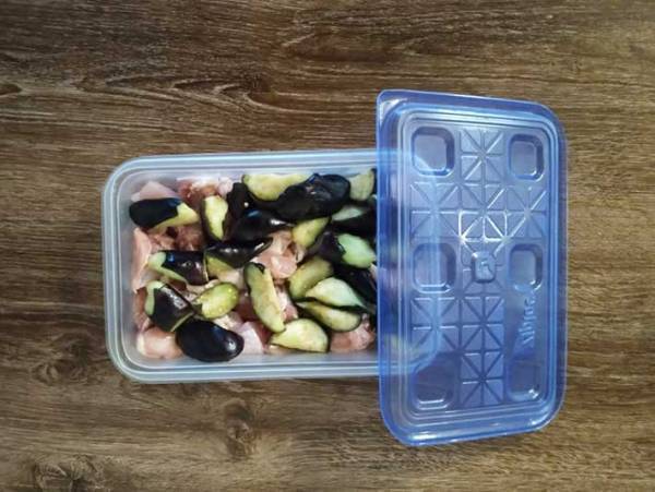 サラダ以外にもオススメ！　カルディの『サラダの旨辛たれ』と相性抜群な食材は…