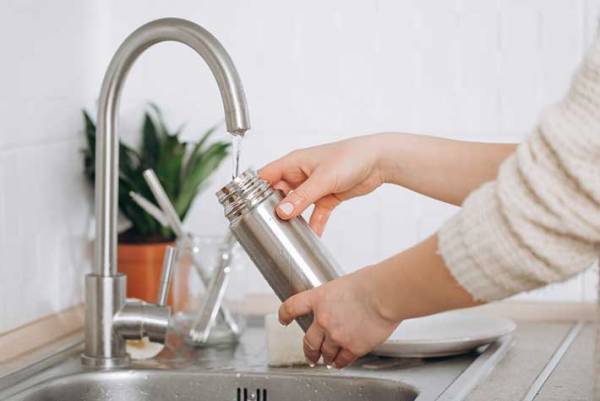 面倒な水筒のすすぎ洗い…　水ではなくアレでやってみると？