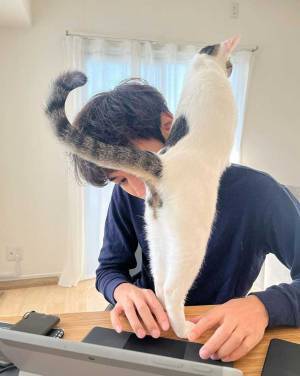 飼い主「在宅勤務の実態」　公開した２枚に、吹き出す人が続出！