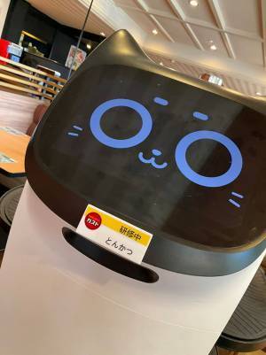 ファミレスにいた『研修中』の猫型ロボット　名札に「それでいいのか」「後輩になりたい！」