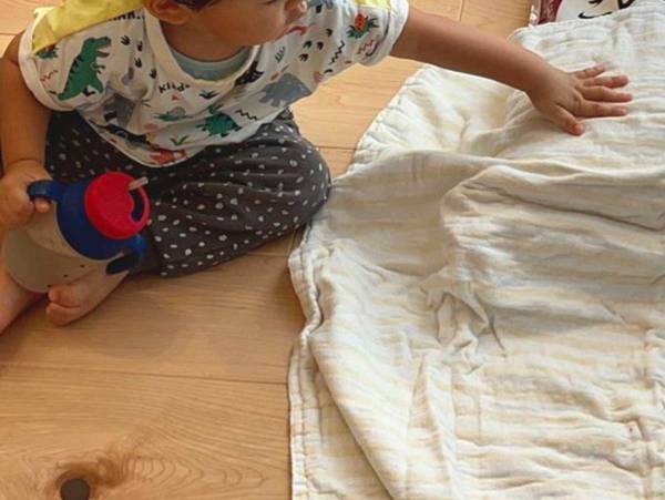 ２歳児に寝かしつけられていたのは？　「いい寝顔だ」「癒される」