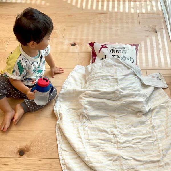 ２歳児に寝かしつけられていたのは？　「いい寝顔だ」「癒される」