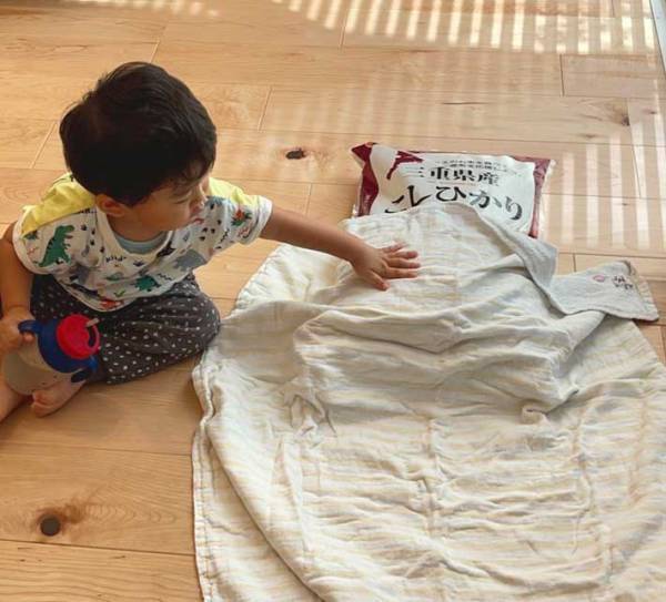 ２歳児に寝かしつけられていたのは？　「いい寝顔だ」「癒される」