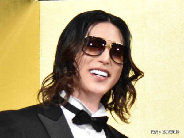 ROLAND流の『花束の渡し方』にツッコミ　「できる気がしない！」