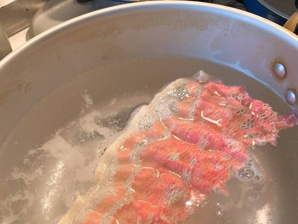 レースの切れ端を脱色してみたところ？　奇跡の産物に「ただいま混乱中です」