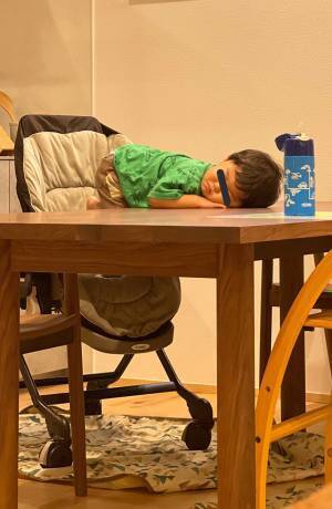 ２歳児が、ご飯前に眠くなってしまった結果？　子育てあるあるな光景がこちら
