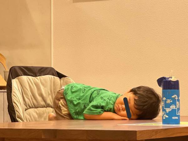 ２歳児が、ご飯前に眠くなってしまった結果？　子育てあるあるな光景がこちら