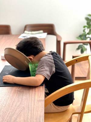 食事中に『電池切れ』した３歳児　撮影された１枚に「大物になりそう」の声