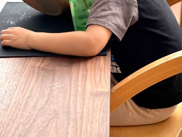 食事中に『電池切れ』した３歳児　撮影された１枚に「大物になりそう」の声
