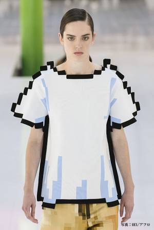 「合成にしか見えない」　世界的ファッションウィークでひと際話題になった２着