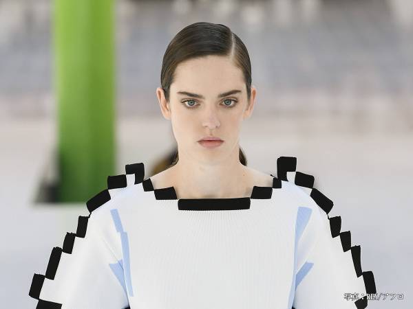 「合成にしか見えない」　世界的ファッションウィークでひと際話題になった２着