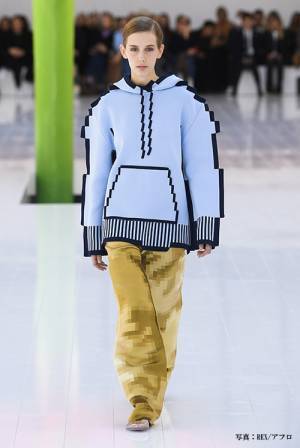 「合成にしか見えない」　世界的ファッションウィークでひと際話題になった２着