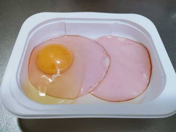 「あー料理する気力がない、洗い物もめんどくさい」　そんな時には、あの容器でハムエッグ作ろう！