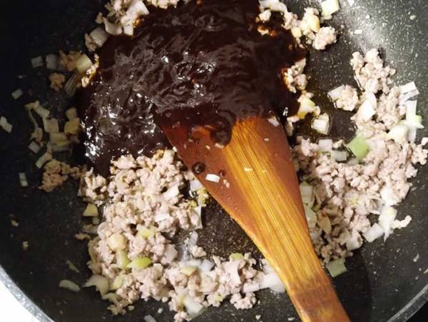 これは旨い！　カルディの『黒麻婆豆腐の素』を使えば、自宅でも本格中華が楽しめる