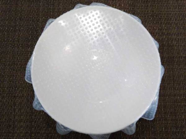 手触りがイイ！　ダイソーの『シリコーン伸びラップ』は、どう使うのが正解？！