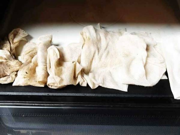 ３か月以上も汚れを放置した電子レンジ　『ダイソー』のクリーナーを試してみました！