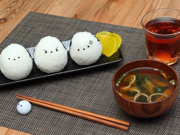 シマエナガのおにぎりにキュン！　しかし『表情』をよく見ると？