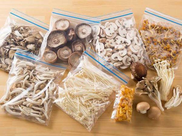 スーパーの青果部がすすめる、賢い『キノコの保存方法』は？　「家事の時短にもなる」